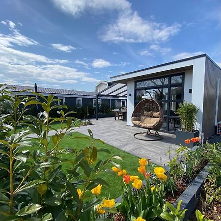 Luxus Cube Ferienhaus Chalet Am See Mit Schwimmbad In Lathum Nl Zewnętrze zdjęcie