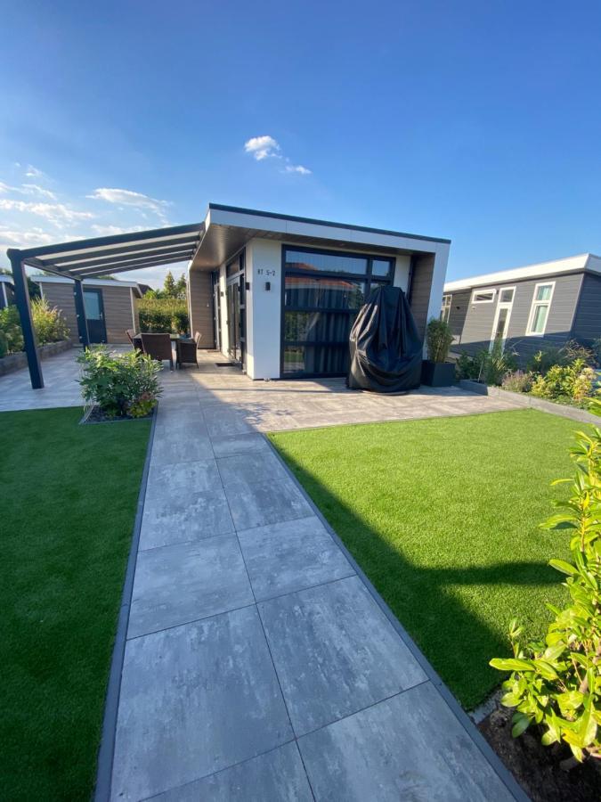 Luxus Cube Ferienhaus Chalet Am See Mit Schwimmbad In Lathum Nl Zewnętrze zdjęcie