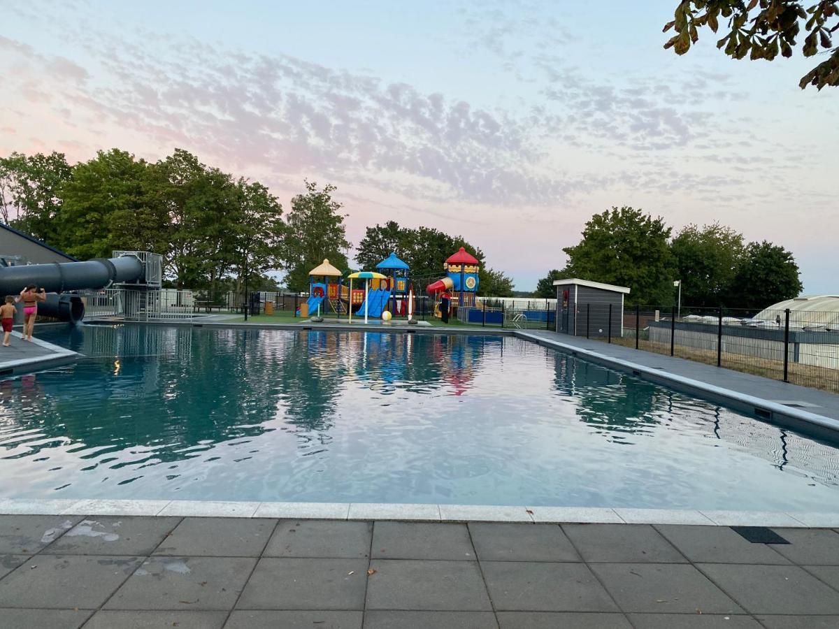 Luxus Cube Ferienhaus Chalet Am See Mit Schwimmbad In Lathum Nl Zewnętrze zdjęcie