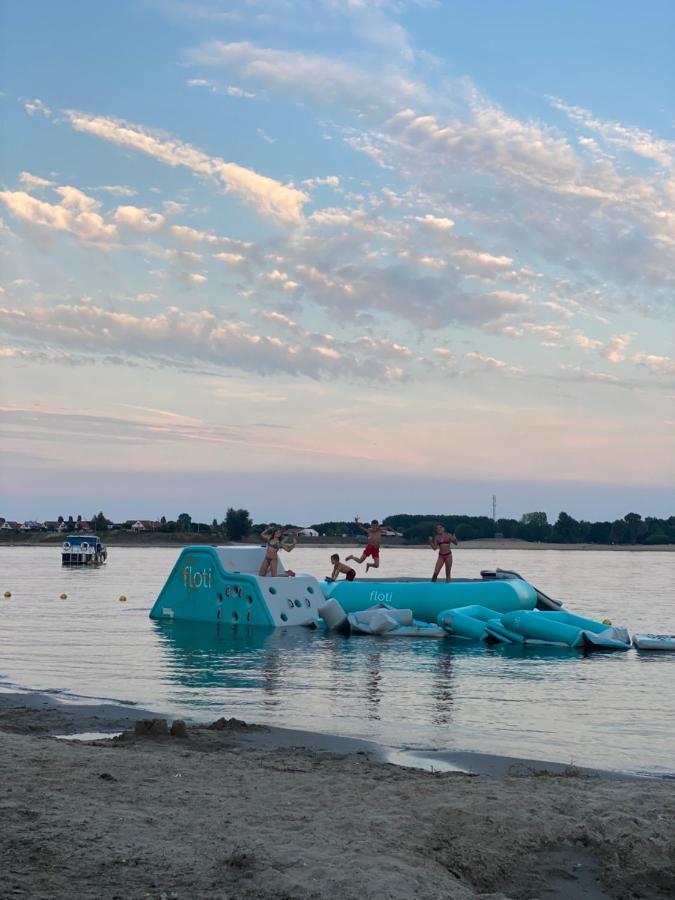 Luxus Cube Ferienhaus Chalet Am See Mit Schwimmbad In Lathum Nl Zewnętrze zdjęcie