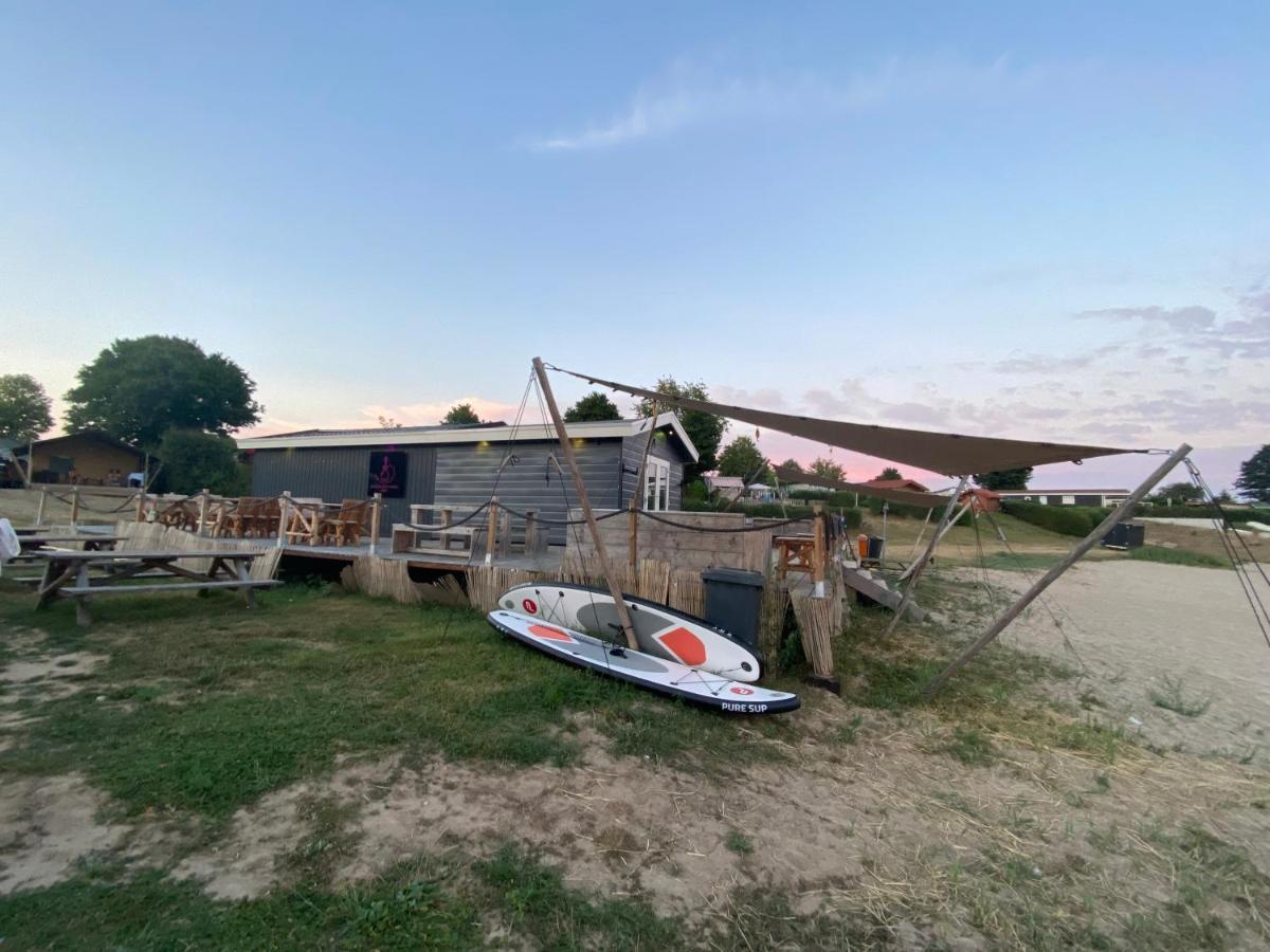 Luxus Cube Ferienhaus Chalet Am See Mit Schwimmbad In Lathum Nl Zewnętrze zdjęcie