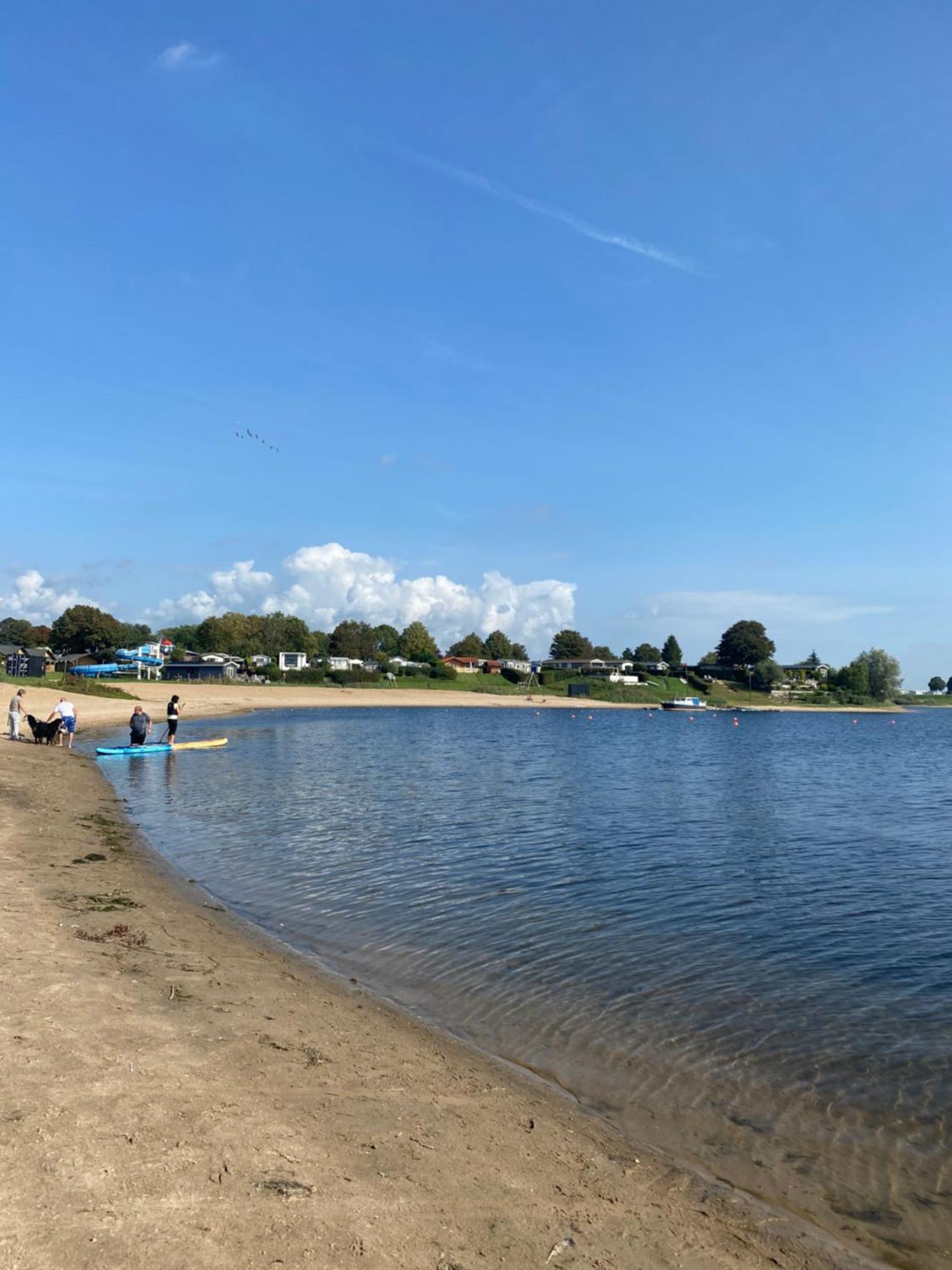 Luxus Cube Ferienhaus Chalet Am See Mit Schwimmbad In Lathum Nl Zewnętrze zdjęcie