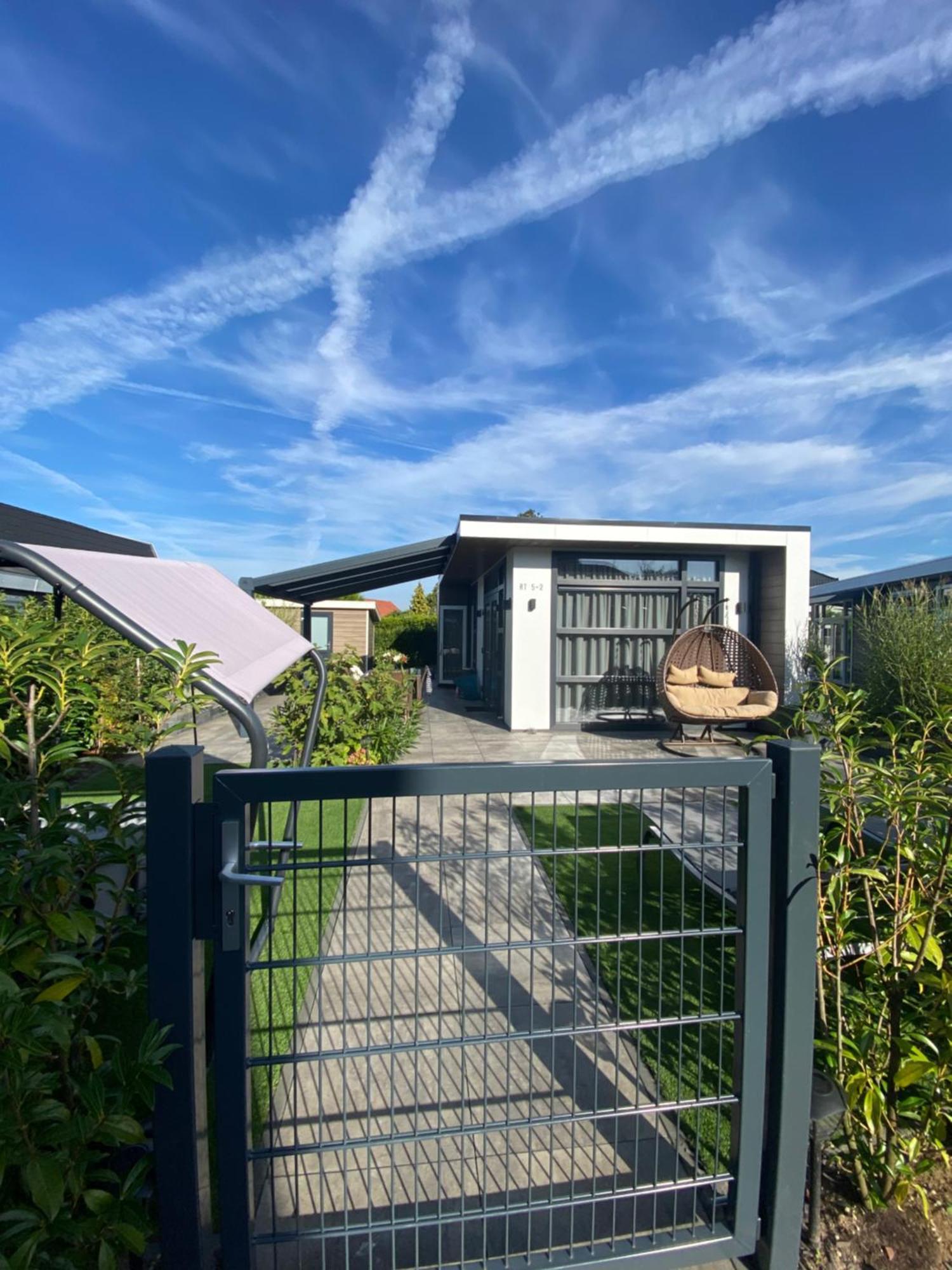 Luxus Cube Ferienhaus Chalet Am See Mit Schwimmbad In Lathum Nl Zewnętrze zdjęcie